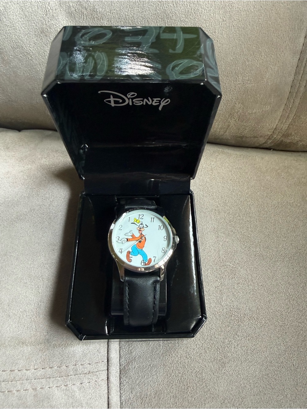 Disney Goofy Watch with White Dial and Black Leather Strap